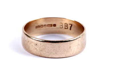 Lot 84 - A star set diamond signet ring; and a gold wedding band