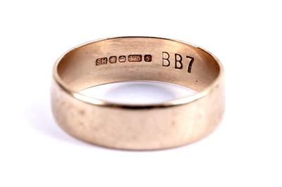 Lot 84 - A star set diamond signet ring; and a gold wedding band