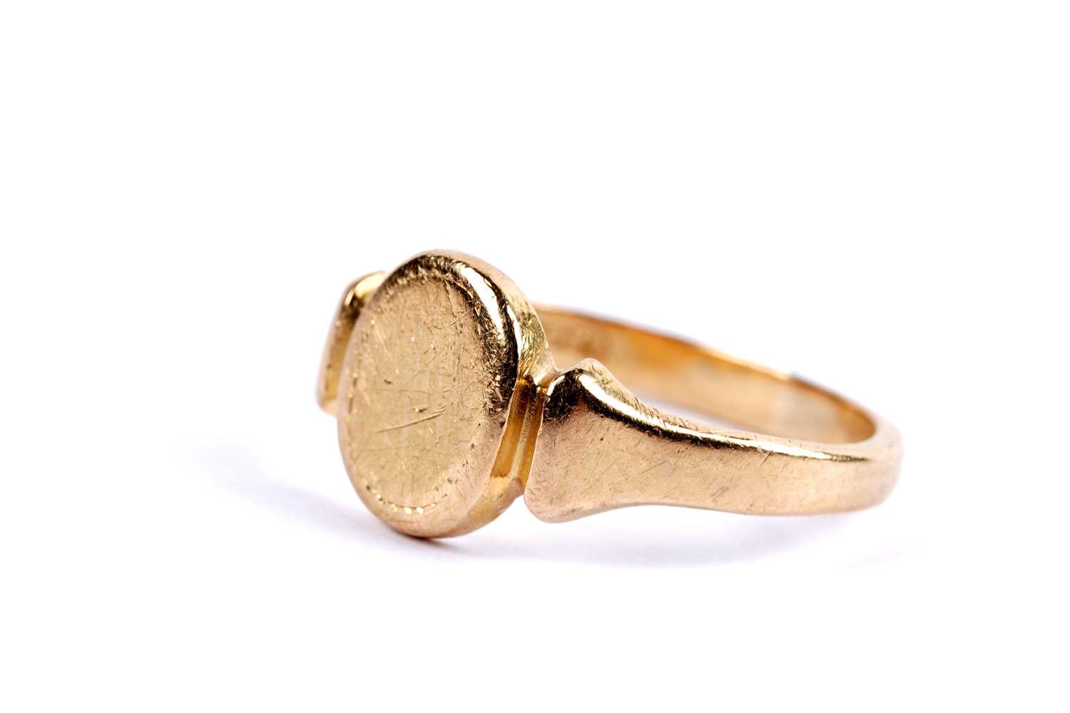 Lot 3 - A yellow gold signet ring