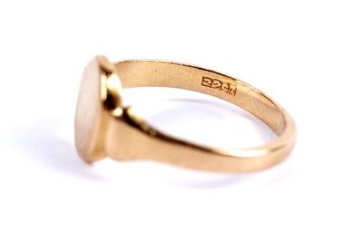 Lot 3 - A yellow gold signet ring