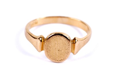 Lot 3 - A yellow gold signet ring