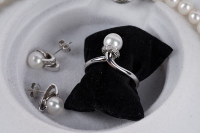 Lot 648 - Yukiko pearl: a matched suite of pearl and diamond jewellery
