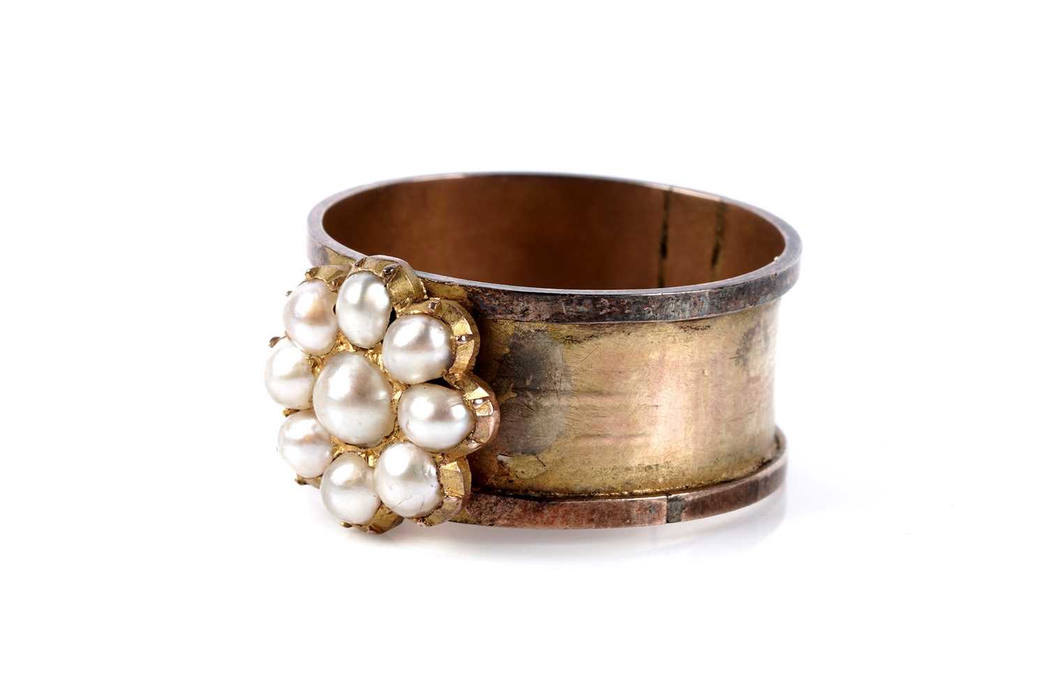 Lot 168 - A late 19th Century split pearl flower cluster mourning ring