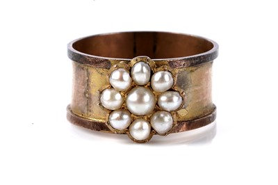 Lot 168 - A late 19th Century split pearl flower cluster mourning ring