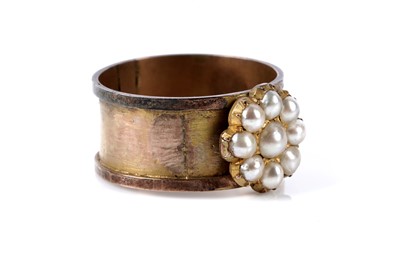Lot 168 - A late 19th Century split pearl flower cluster mourning ring