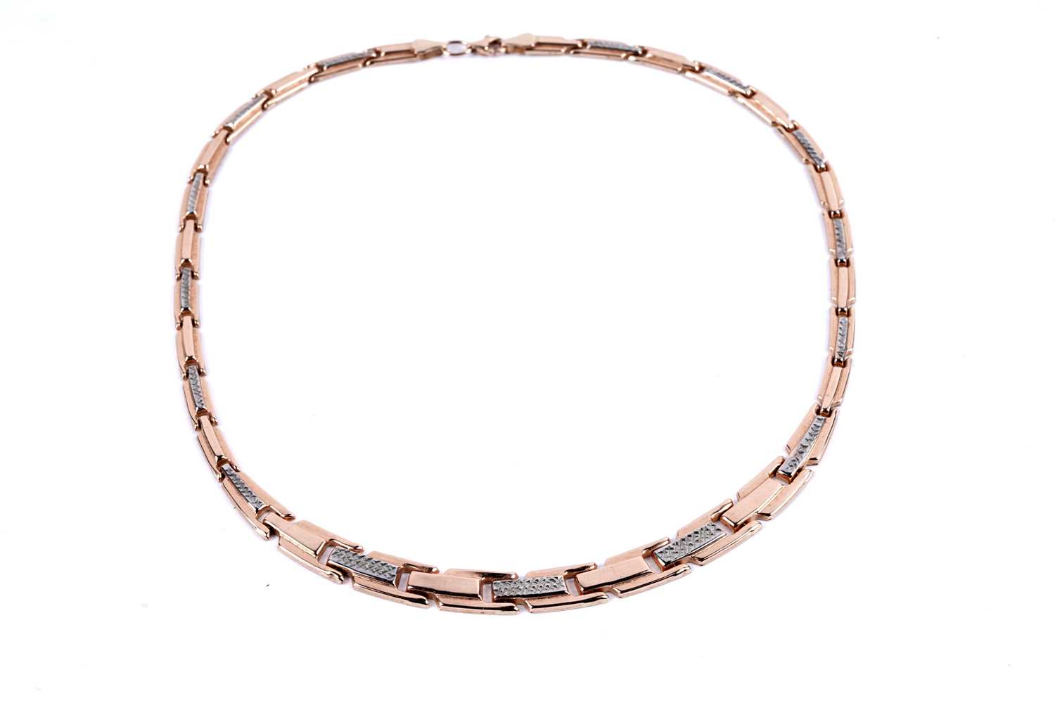 Lot 62 - A bi-colour gold necklace