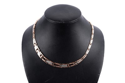 Lot 62 - A bi-colour gold necklace