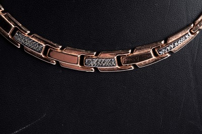 Lot 62 - A bi-colour gold necklace