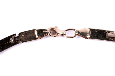 Lot 62 - A bi-colour gold necklace