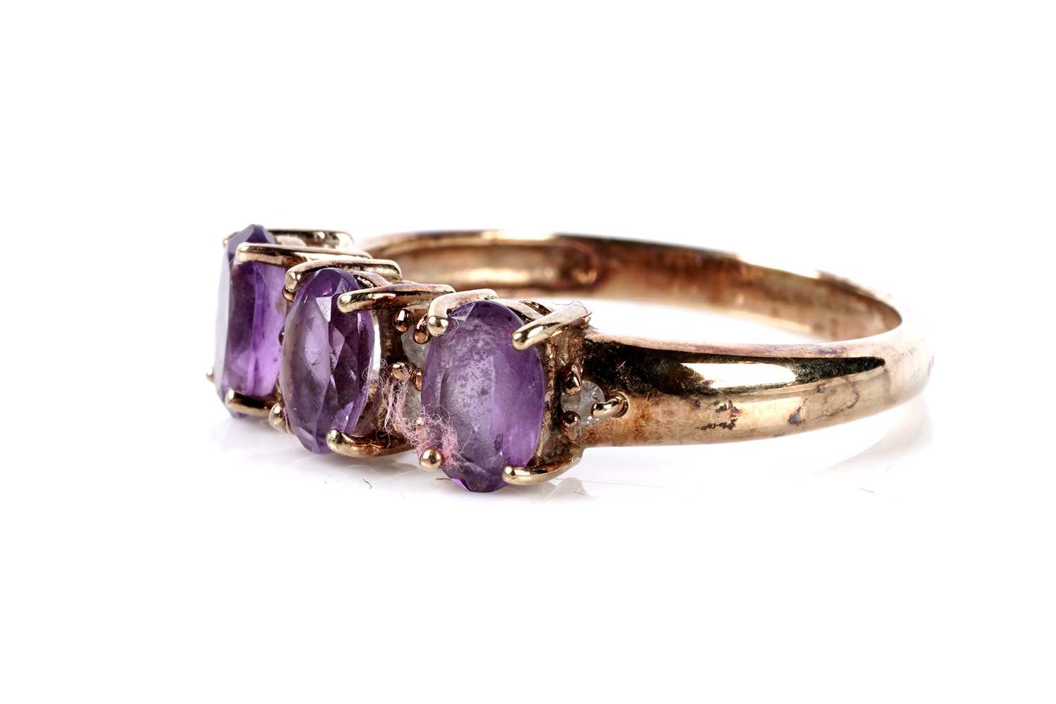 Lot 122 - An amethyst and diamond dress ring