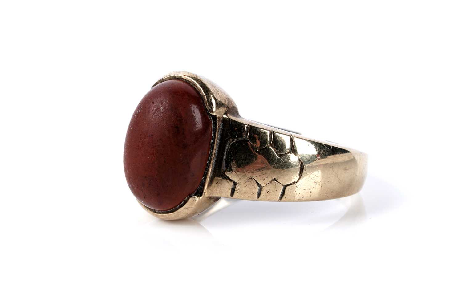 Lot 119 - A porphyry single stone ring