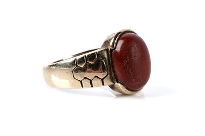 Lot 119 - A porphyry single stone ring