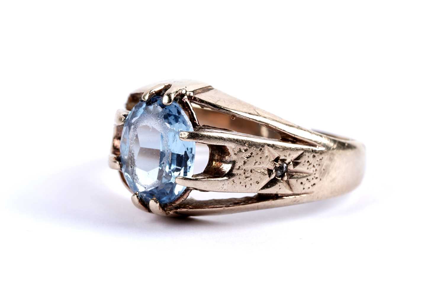 Lot 112 - A blue stone and diamond ring