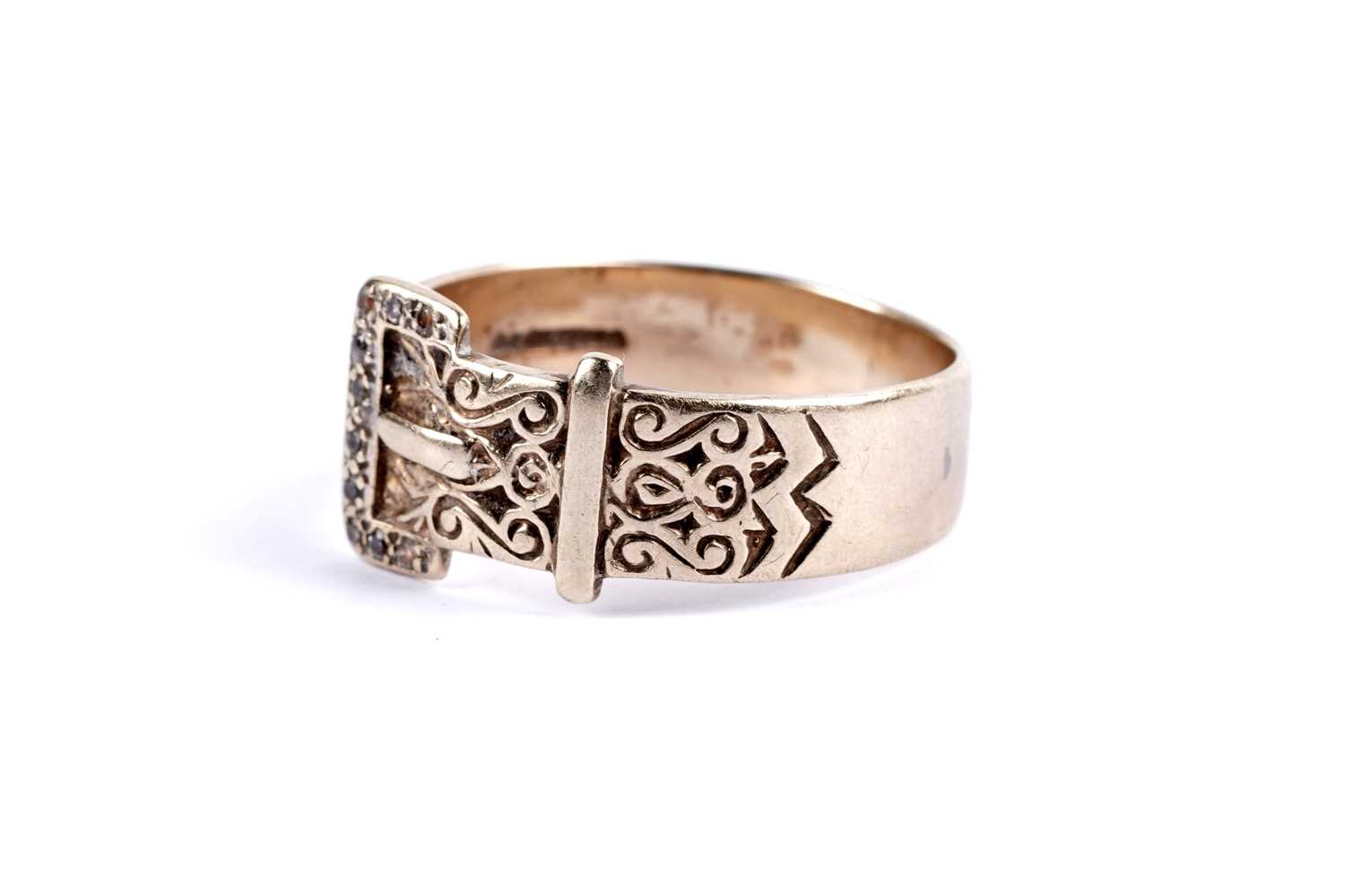 Lot 115 - A 9ct yellow gold belt pattern garter ring