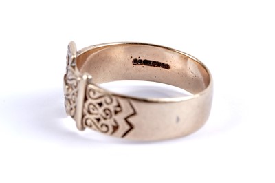 Lot 115 - A 9ct yellow gold belt pattern garter ring
