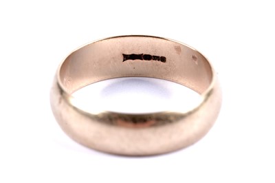 Lot 111 - A 9ct yellow gold wedding band