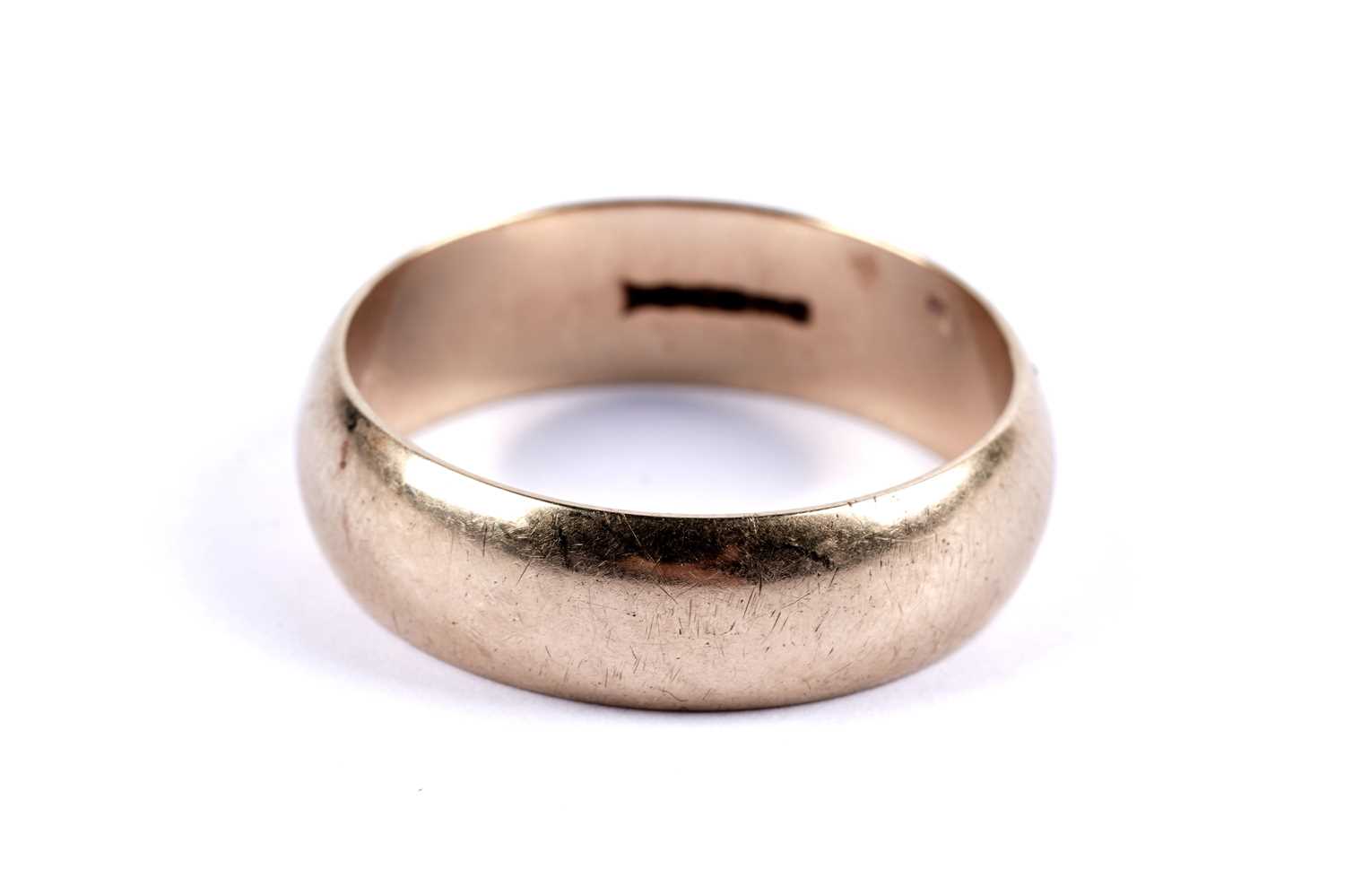 Lot 111 - A 9ct yellow gold wedding band