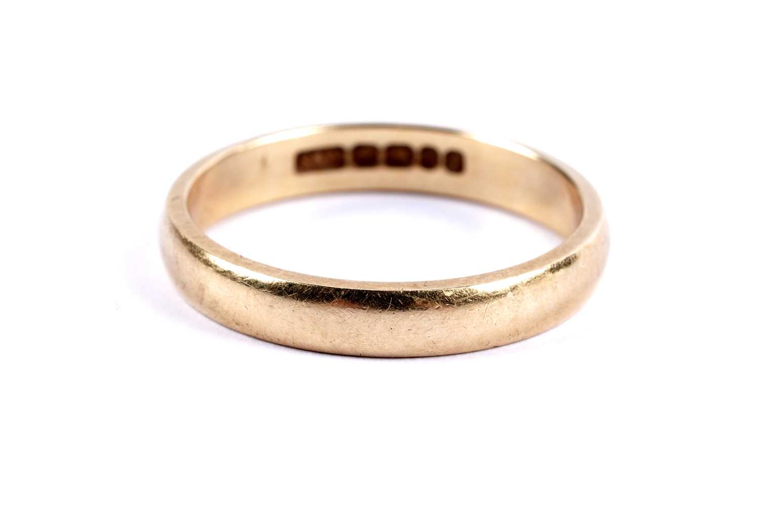 Lot 106 - An 18ct yellow gold wedding band
