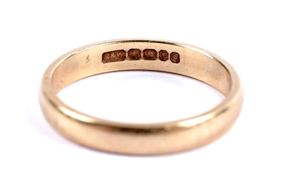 Lot 106 - An 18ct yellow gold wedding band
