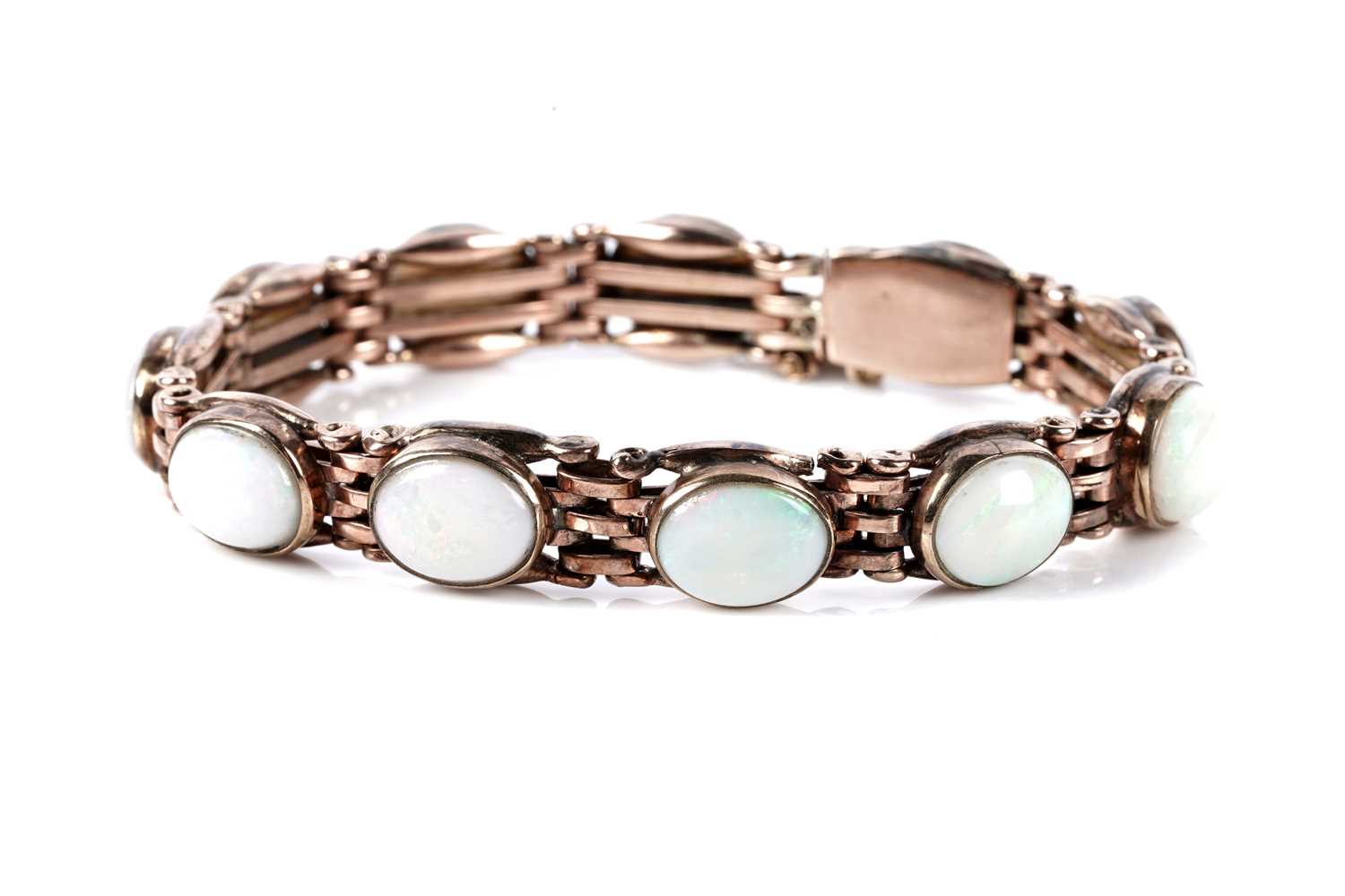 Lot 129 - An opal cabochon bracelet