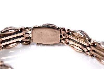 Lot 129 - An opal cabochon bracelet
