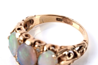 Lot 123 - An opal and diamond ring