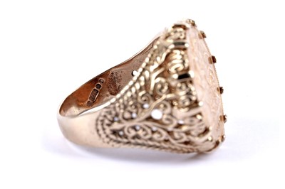 Lot 107 - A George V gold half sovereign ring