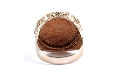 Lot 107 - A George V gold half sovereign ring