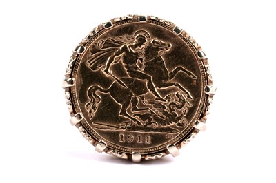 Lot 107 - A George V gold half sovereign ring
