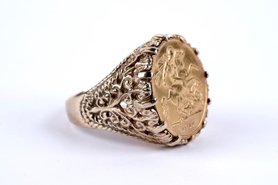 Lot 107 - A George V gold half sovereign ring