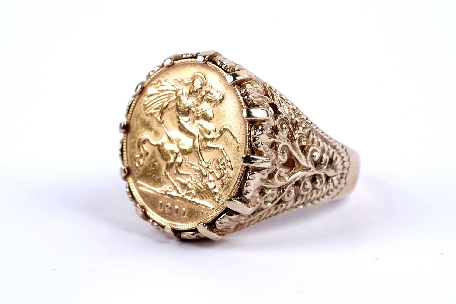 Lot 107 - A George V gold half sovereign ring
