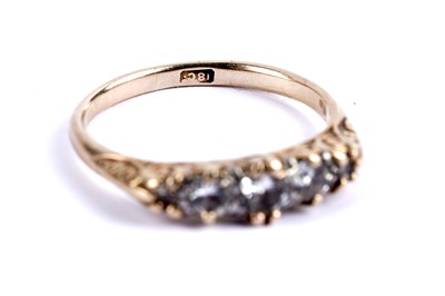 Lot 31 - A diamond five stone ring