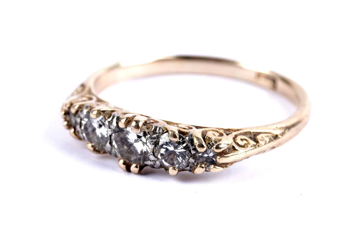Lot 31 - A diamond five stone ring