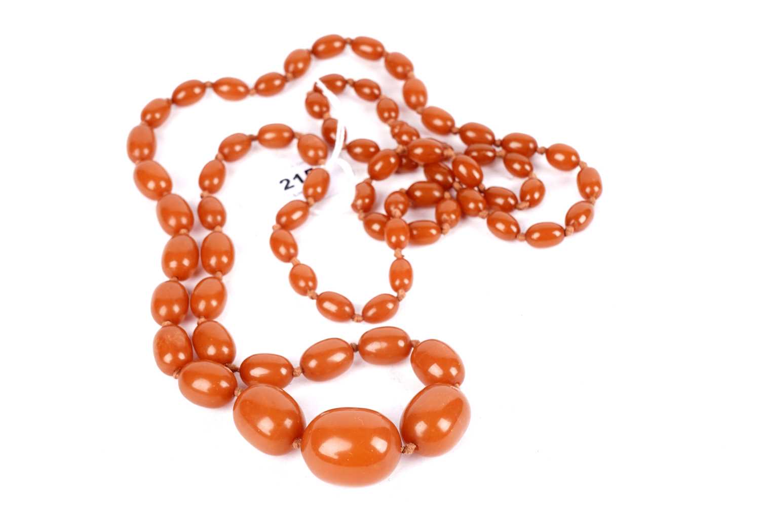 Lot 672 - An amber style bead necklace
