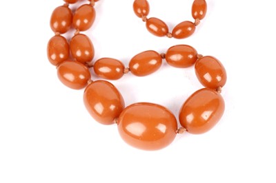 Lot 672 - An amber style bead necklace
