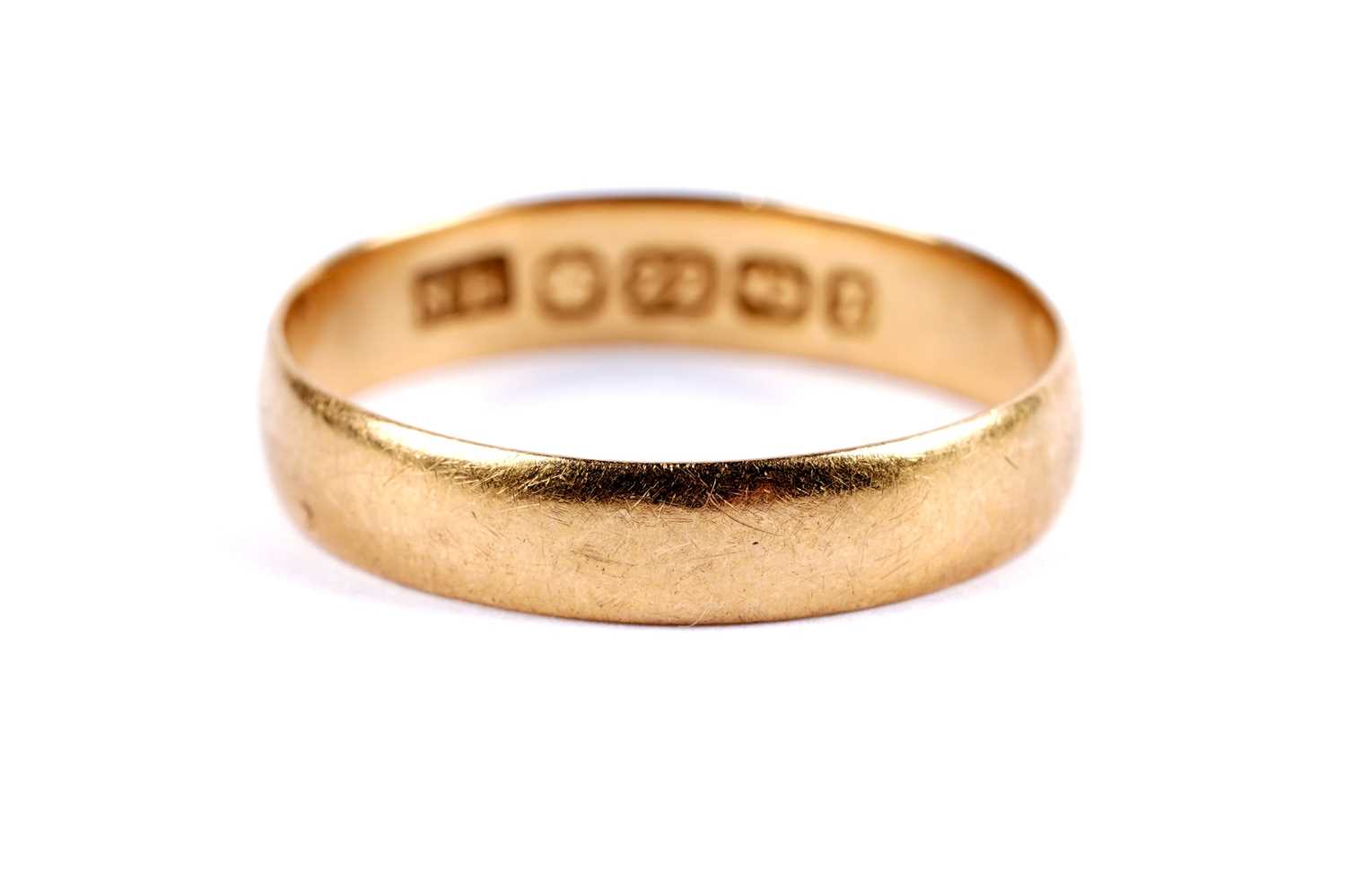 Lot 48 - A 22ct yellow gold wedding band