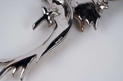 Lot 593 - A silver parrot pattern brooch