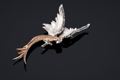 Lot 593 - A silver parrot pattern brooch