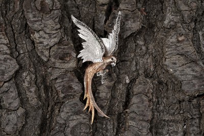 Lot 593 - A silver parrot pattern brooch