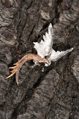 Lot 593 - A silver parrot pattern brooch