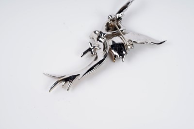 Lot 593 - A silver parrot pattern brooch