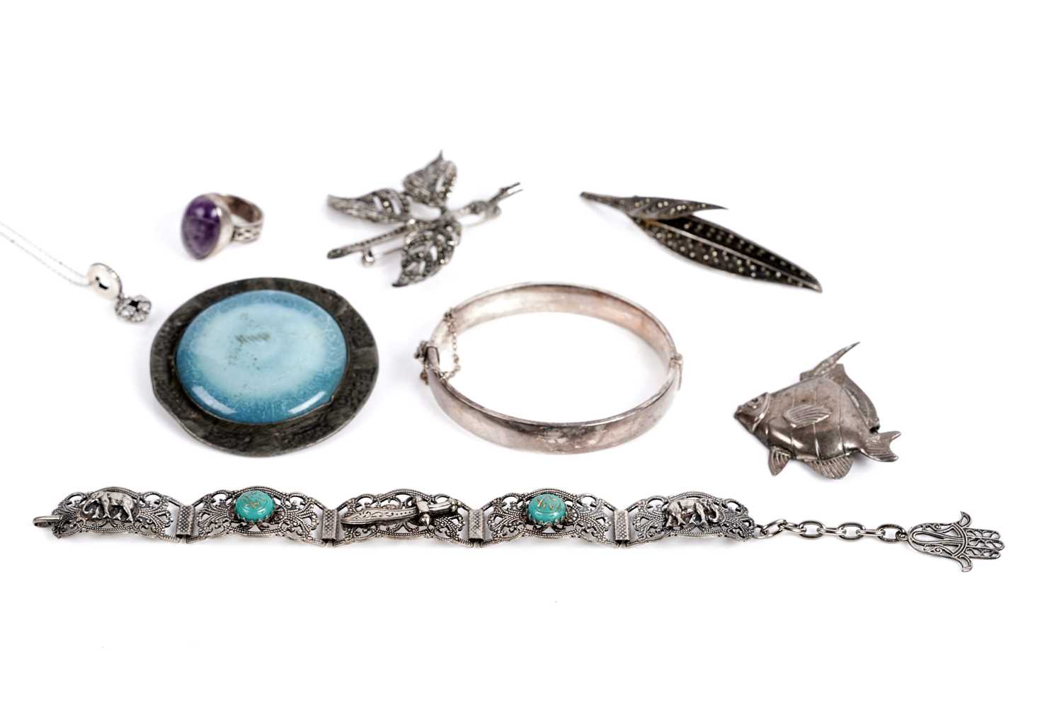 Lot 594 - A selection of silver and costume jewellery