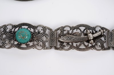 Lot 594 - A selection of silver and costume jewellery