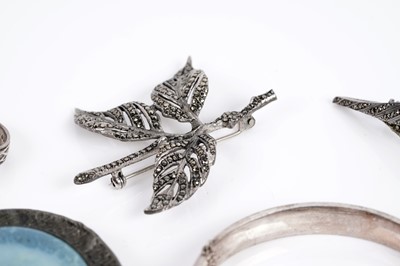 Lot 594 - A selection of silver and costume jewellery