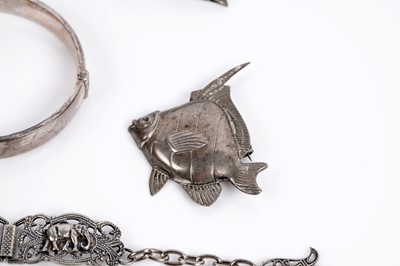 Lot 594 - A selection of silver and costume jewellery