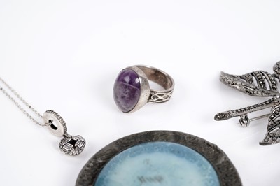 Lot 594 - A selection of silver and costume jewellery