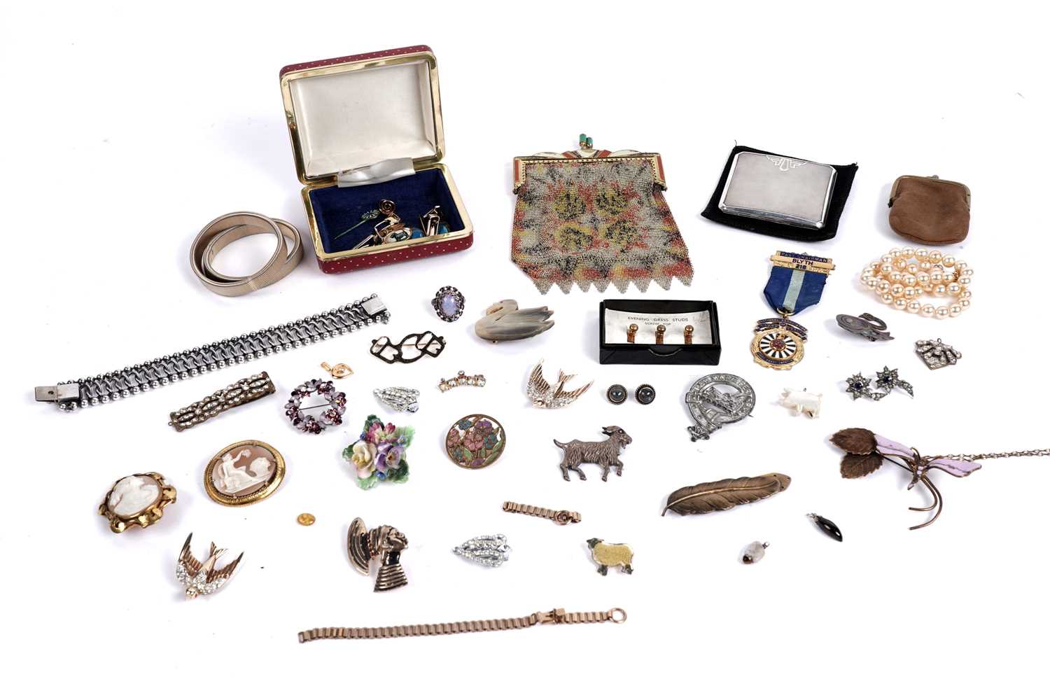 Lot 597 - A selection of silver and costume jewellery