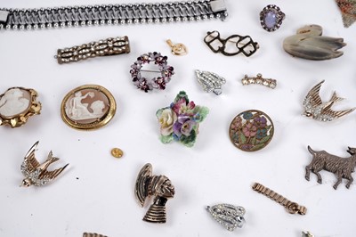 Lot 597 - A selection of silver and costume jewellery