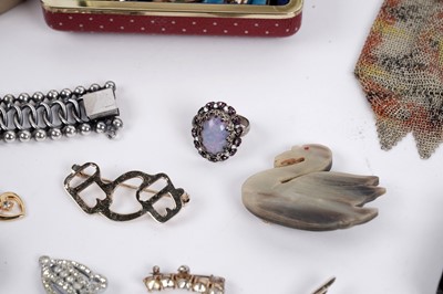 Lot 597 - A selection of silver and costume jewellery