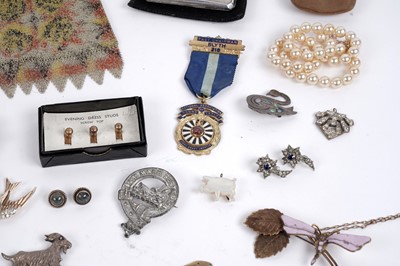 Lot 597 - A selection of silver and costume jewellery